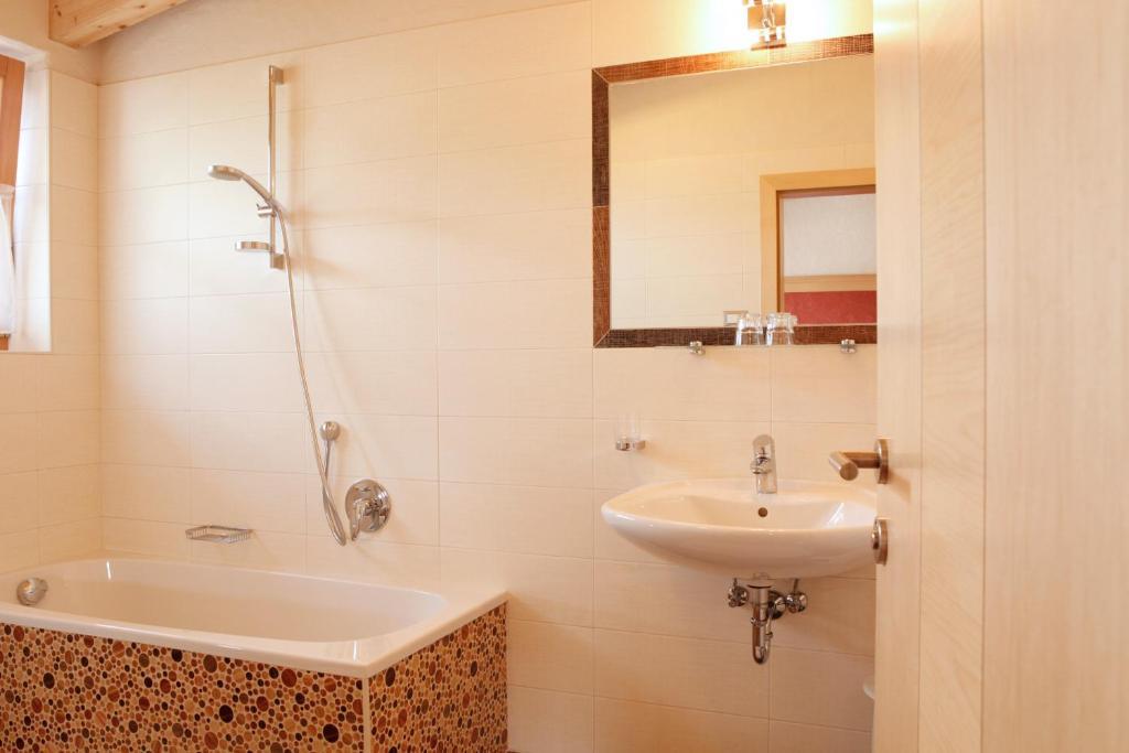Garnì Iosc Hotel San Vigilio Di Marebbe Ngoại thất bức ảnh
